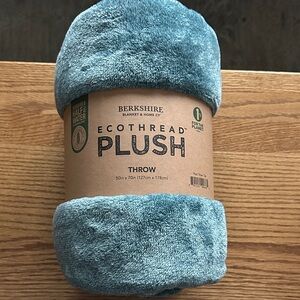 Berkshire ecothread plush throw
Size 50”x70”
Color blue